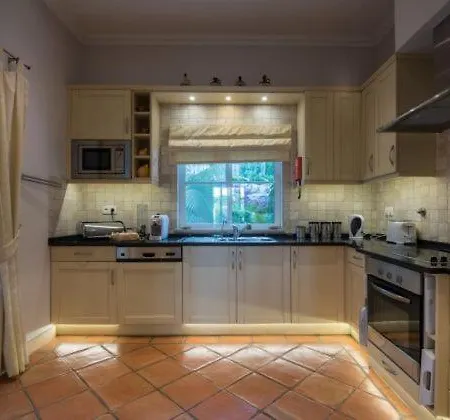 Sleeps 8 Pool Air Con Wifi
