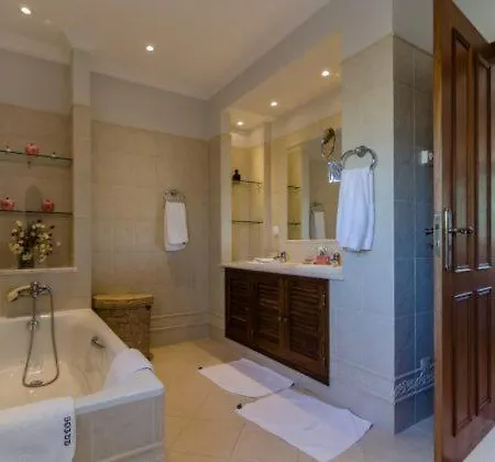 Villa Sleeps 8 Pool Air Con Wifi *